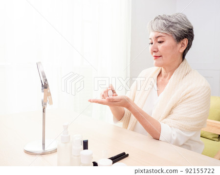 60 臥室裡成熟女性的香水般的肖像。 92155722
