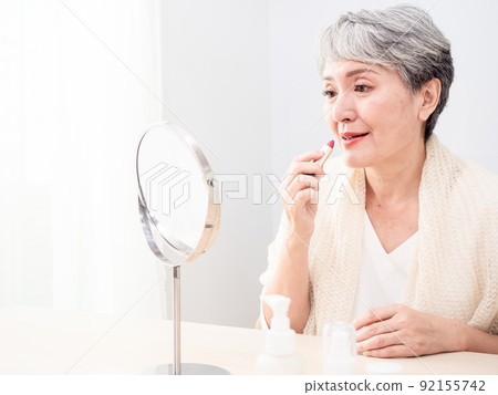 60 A multi-talented mature woman with a lipstick-like portrait in front of Kyoko. 60 A multi-talented mature woman with a lipstick-like portrait in front of Kyoko. 92155742