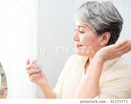 60 臥室裡成熟女性的香水般的肖像。 92155771