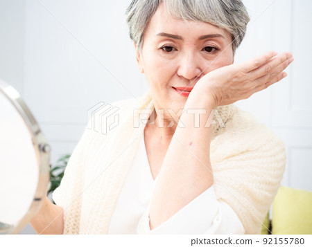 60 臥室裡成熟女性的香水般的肖像。 92155780