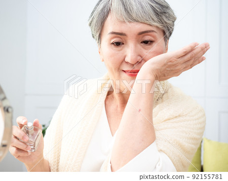 60 臥室裡成熟女性的香水般的肖像。 92155781