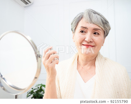 60 臥室裡成熟女性的香水般的肖像。 92155790