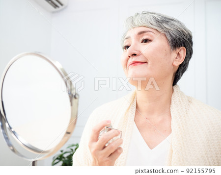 60 臥室裡成熟女性的香水般的肖像。 92155795