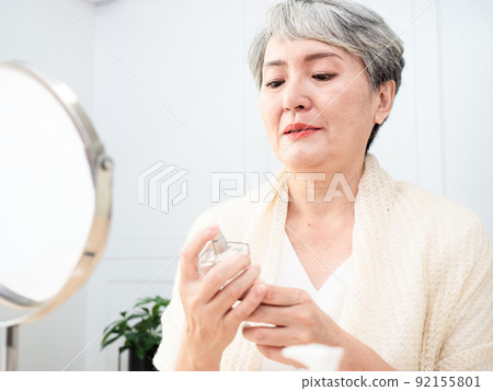 60 臥室裡成熟女性的香水般的肖像。 92155801