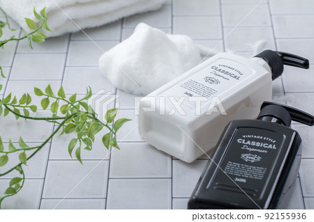 放置在瓷磚和皂液器上的氣泡 放置在瓷磚和皂液器上的氣泡 92155936