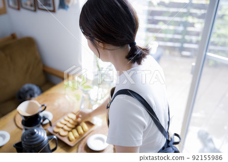 圍裙的女人吃甜食 92155986