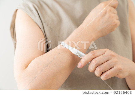 Middle woman shaving her arm 92156468