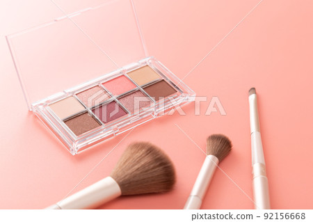 Eyeshadow and makeup brush pink background 92156668