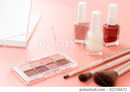 化妝工具粉紅色背景 92156672
