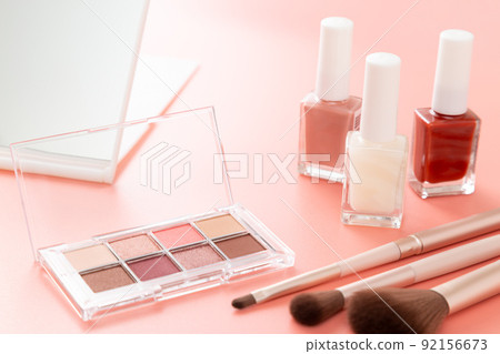 化妝工具粉紅色背景 92156673