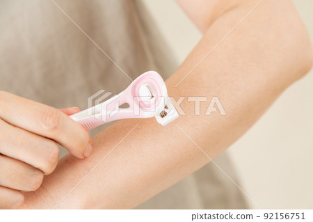 中年女人剃胳膊 92156751