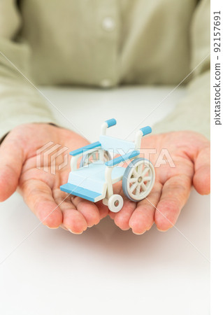 長期照護形象。輪椅和中間女人 92157691