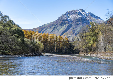 上高地梓川的深秋和秋葉 上高地梓川的深秋和秋葉 92157736