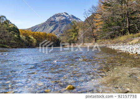 上高地梓川的深秋和秋葉 上高地梓川的深秋和秋葉 92157738