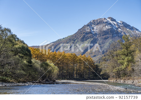 上高地梓川的深秋和秋葉 上高地梓川的深秋和秋葉 92157739