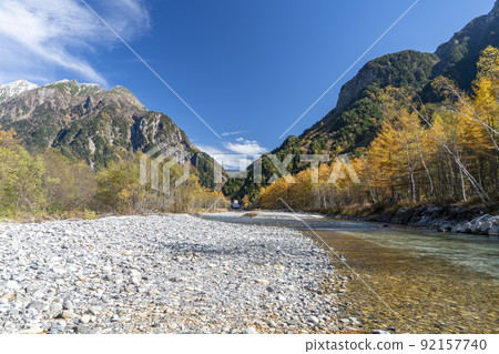 上高地梓川的深秋和秋葉 上高地梓川的深秋和秋葉 92157740