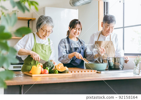 在廚房做飯的老夫婦和年輕的日本女人（烹飪課） 92158164