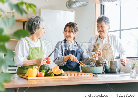 在廚房做飯的老年夫婦和年輕的日本婦女(家政、長期護理、) 在廚房做飯的老年夫婦和年輕的日本婦女(家政、長期護理、) 92158166