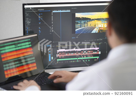 Video / Video Creator Male Laptop Audio Editing Audio Editing Noise Reduction 92160091