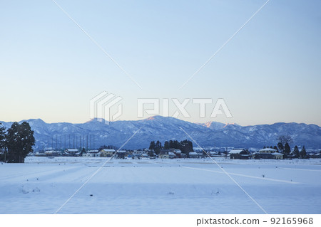 從約翰那線看到的被日出染成的山脈 92165968