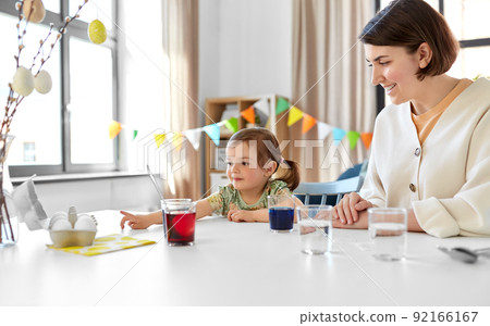 mother with child dyeing easter eggs at home mother with child dyeing easter eggs at home 92166167