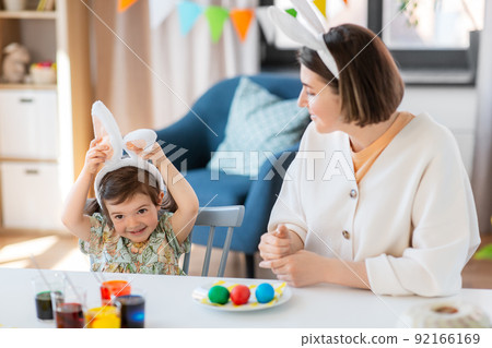 mother with child dyeing easter eggs at home mother with child dyeing easter eggs at home 92166169