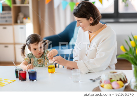 mother with child dyeing easter eggs at home mother with child dyeing easter eggs at home 92166170