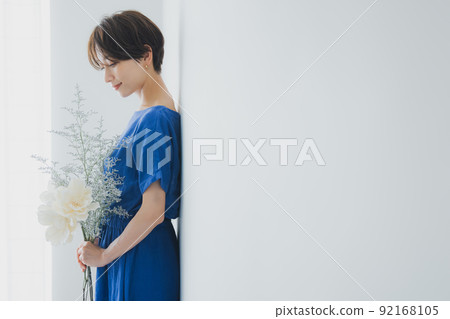 一個穿藍色裙子的女人 一個穿藍色裙子的女人 92168105