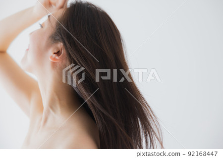 穿紅裙子護髮的女性 92168447