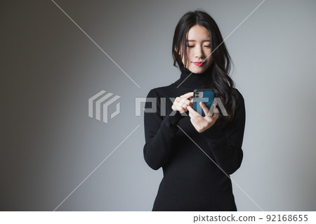 一個穿著黑色針織連衣裙的女人 一個穿著黑色針織連衣裙的女人 92168655