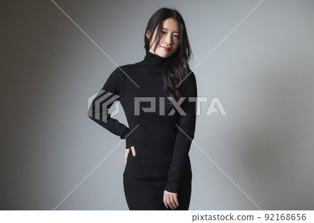 一個穿著黑色針織連衣裙的女人 92168656