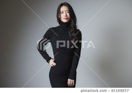 一個穿著黑色針織連衣裙的女人 一個穿著黑色針織連衣裙的女人 92168657
