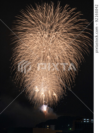 金色煙花陸續發射 92168842