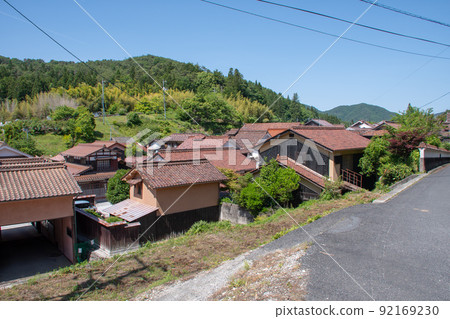 岡山縣高橋市成羽町吹屋故鄉村 石州瓦統一的舊街景 92169230