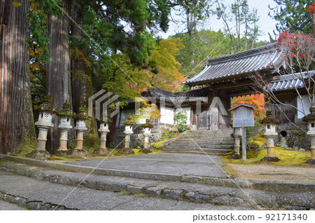 View the front gate from the approach to Saimyo-ji Temple in Makiosan, Kyoto City in the early autumn morning 92171340