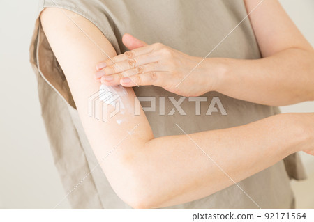塗防曬霜的中年婦女 92171564