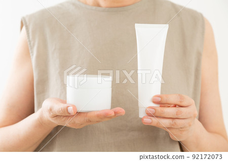 Middle-aged woman in summer clothes with cosmetics 92172073