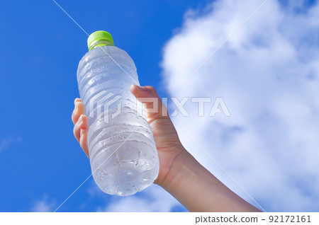 冷PET瓶裝水和藍天 92172161