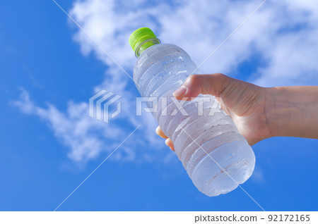 冷PET瓶裝水和藍天 冷PET瓶裝水和藍天 92172165
