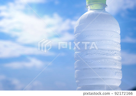 冷PET瓶裝水和藍天 92172166