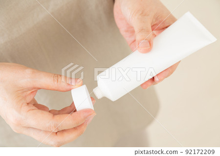 帶管化妝品的中年婦女 帶管化妝品的中年婦女 92172209