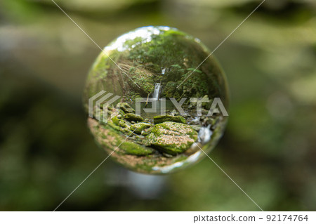 清澈河水中的藥師之瀧 92174764