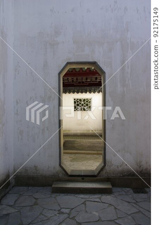 中國蘇州古典園林 山莊洞門與擁抱蘇州古典園林 蘇州古典園林,世界遺產中式園林 中國蘇州古典園林 山莊洞門與擁抱蘇州古典園林 蘇州古典園林,世界遺產中式園林 92175149