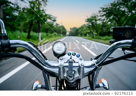 朝著夕陽奔跑的自行車 92176113