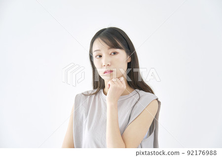 有思想的女人白色背景 92176988