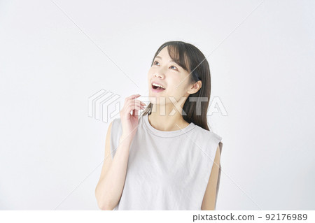 想像一個白背景的女人 92176989