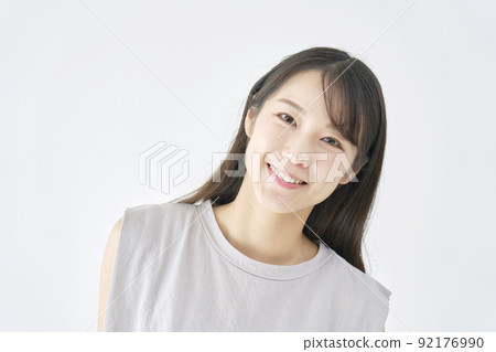 一個白色背景的微笑女人的肖像 92176990