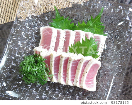 烤長鰭金槍魚配黑胡椒和紫蘇 烤長鰭金槍魚配黑胡椒和紫蘇 92178125