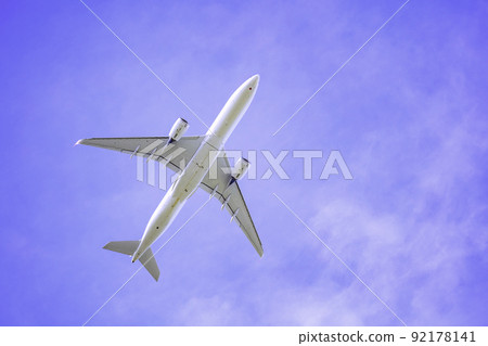 Airplane flying directly above Airbus A350-900 Airplane flying directly above Airbus A350-900 92178141