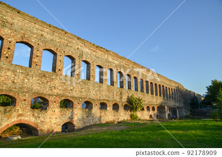 San Lazaro渡槽在晚上（梅里達，西班牙） 92178909